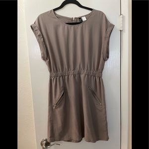 H&M Dress|Divided Women’s with Zippered pockets| Size 8| color: tan/light brown